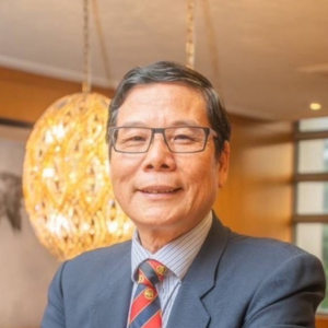 盛東董事長大頭照